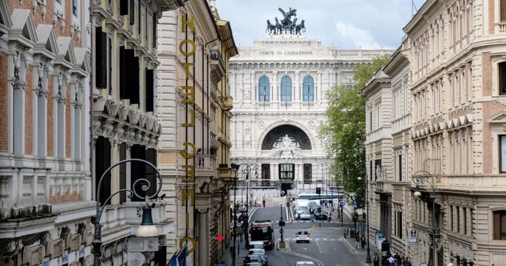 Declarația de avere este accesibilă publicului în Italia, în timp ce în Spania doar demnitarii de rang înalt sunt obligați să o completeze, regele fiind exceptat.