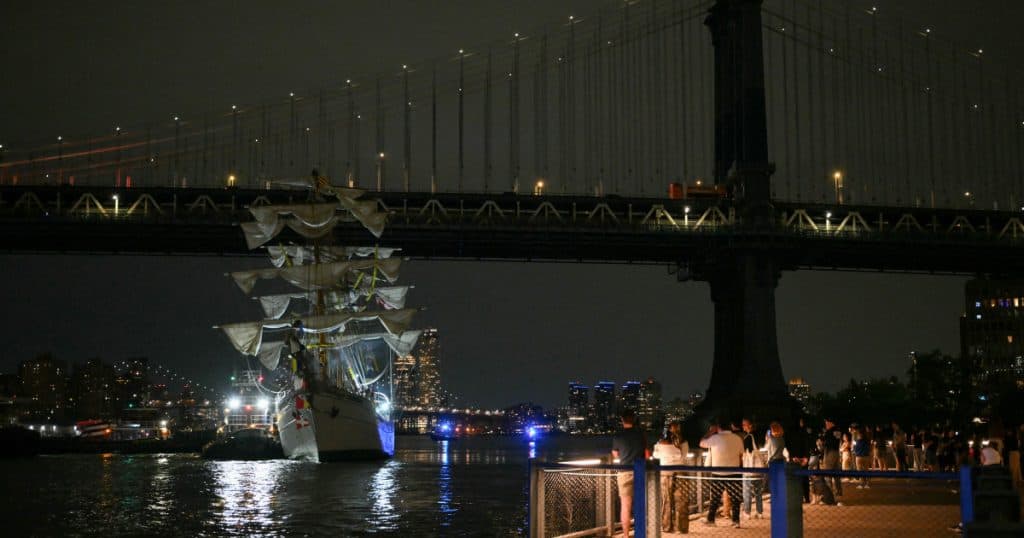 Doi morți după ce un velier al Marinei mexicane a coliziat cu podul Brooklyn din New York