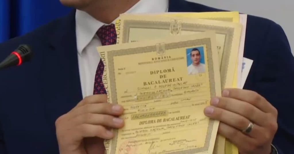 După Nicușor Dan, George Simion și-a arătat diploma de bacalaureat, aducând și certificatul de căsătorie.