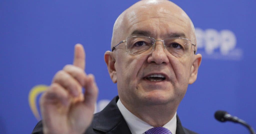 Emil Boc le atrage atenția clujenilor: Mare grijă la alegerile de duminică. Să nu mă trimiteți la Putin să-mi ofere bani pentru centură, că nu accept.