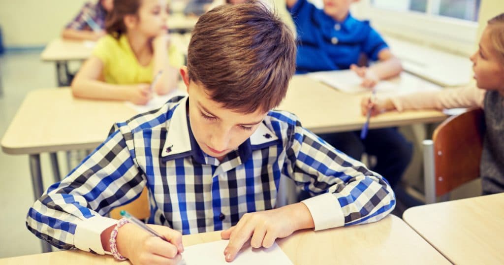Evaluările la clasele mici, contestate de profesori și părinți: „Devin inutile”. Ce părere au specialiștii