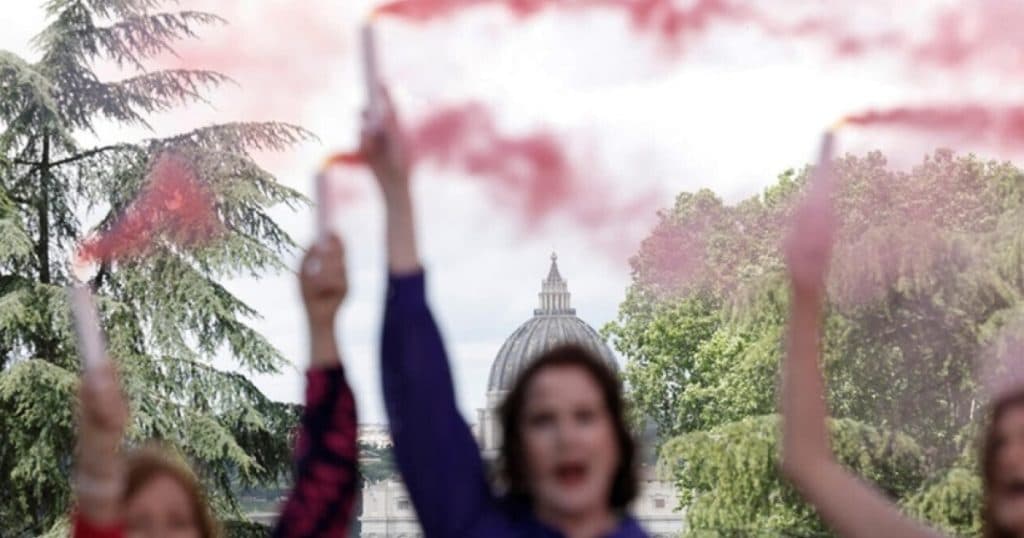 Fum roz la Vatican. Activiste solicită includerea femeilor în Conclav.