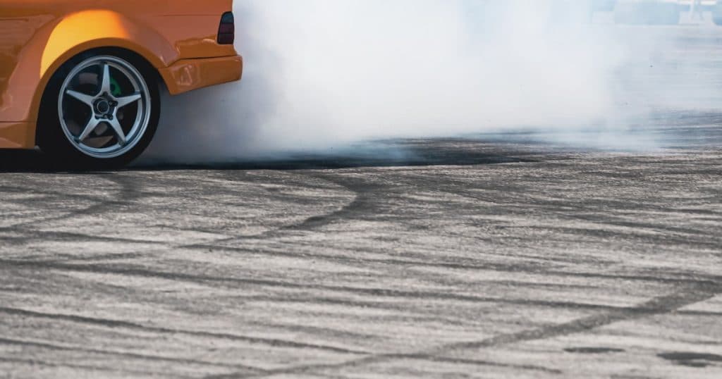 Drifturi într-o parcare din Craiova. Trei tineri au rămas fără permis.