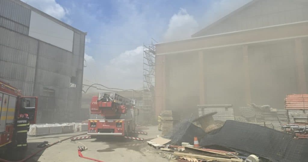Incendiu la o structură din Sectorul 3 al Capitalei, adiacentă Hala Laminor. Mesaj Ro-Alert din cauza fumului degajat.