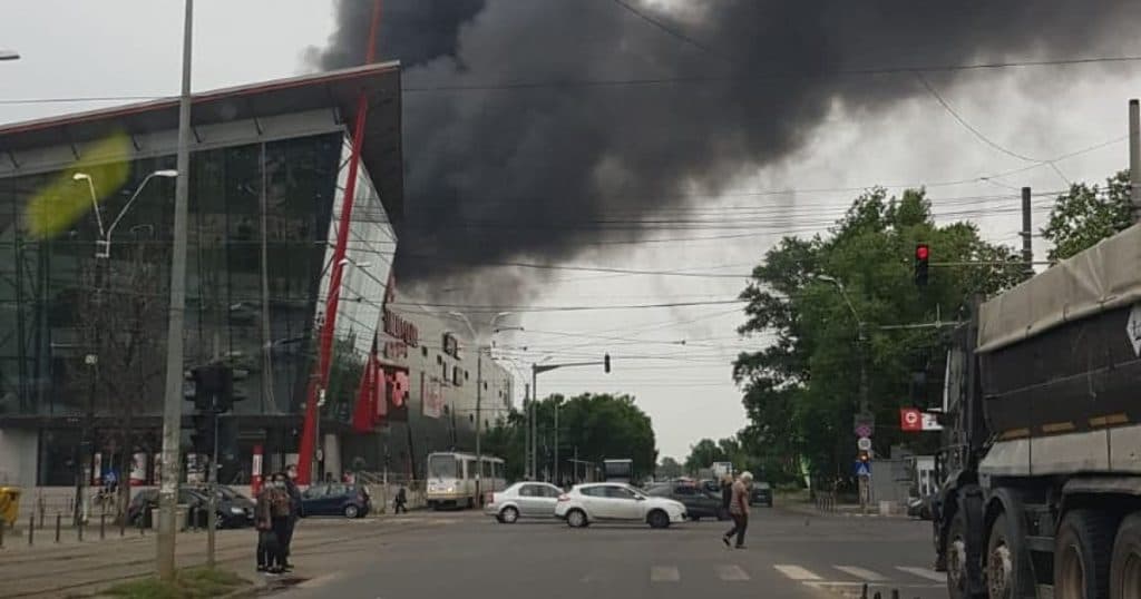 Incendiu de mari proporții la un mall din Arad. Doi angajați surprinși de flăcări pe acoperișul clădirii. A fost emis mesaj RO-Alert.