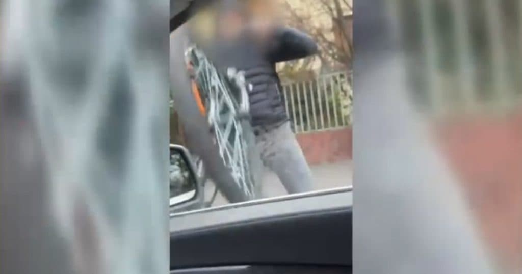 Incident violent în trafic la Timișoara: un biciclist a agresat o șoferiță și a distrus parbrizul mașinii acesteia.