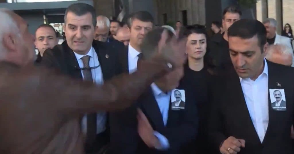 Liderul opoziției din Turcia a fost atacat de un bărbat după o ceremonie de comemorare.