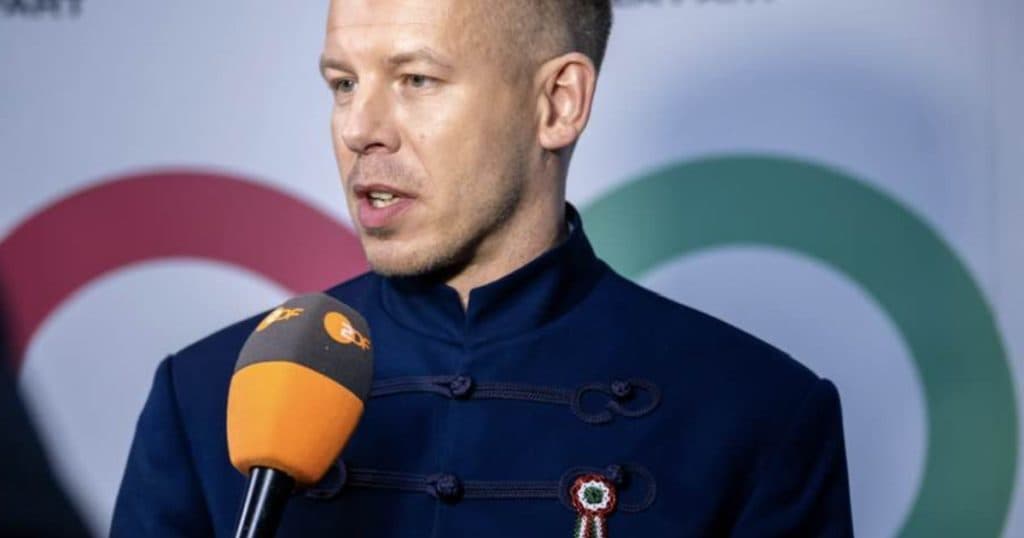 Liderul opoziției din Ungaria parcurge pe jos distanța de la Budapesta la Oradea, acuzându-l pe Orban că a trădat interesele maghiarilor în favoarea lui Simion.
