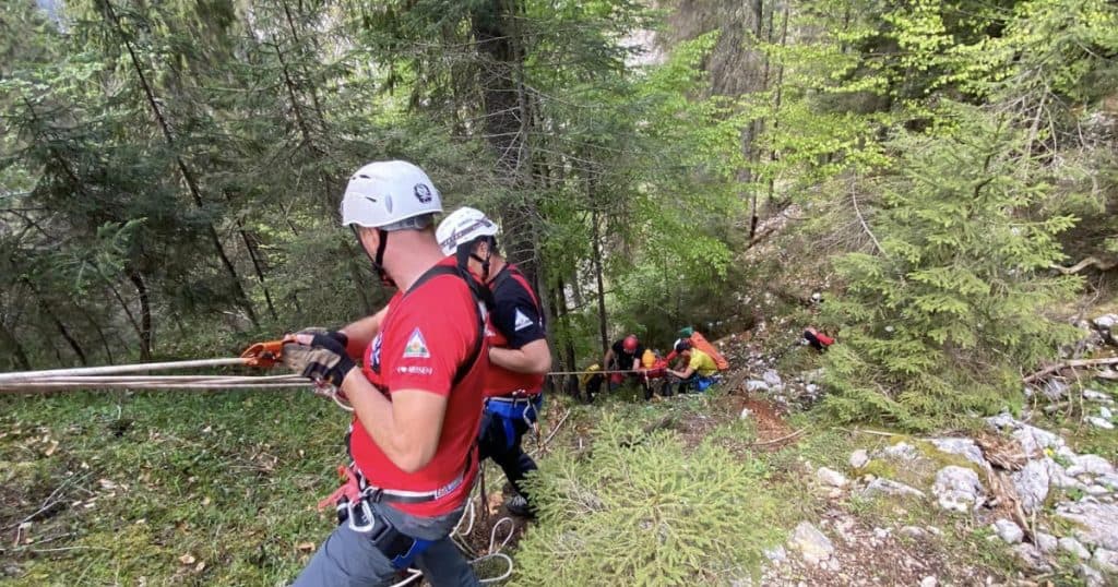 Misiune contracronometru în Bihor și Alba pentru salvarea turiștilor răniți pe munte, unul dintre aceștia intrând pe un traseu interzis.