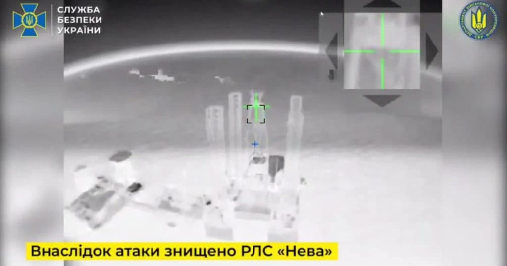 Momentul în care obiective militare ale Kremlinului în Marea Neagră sunt distruse de o lovitură combinată de drone maritime și aeriene.