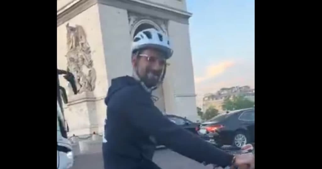 Novak Djokovici, plimbare cu bicicleta prin Paris, în plin turneu. „Te iubesc!” „Şi eu te iubesc”