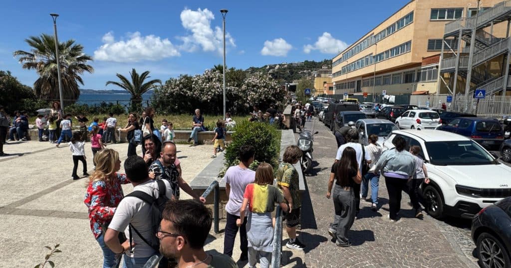 Panică la Napoli după un cutremur de 4,4: școli evacuate, metrou blocat și trafic oprit.