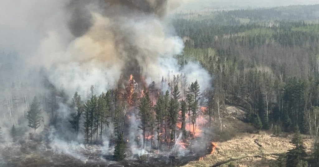 Peste 17.000 de persoane evacuate din cauza incendiilor de vegetație în centrul Canadei. „Flăcările se mișcau cu o viteză alarmantă”