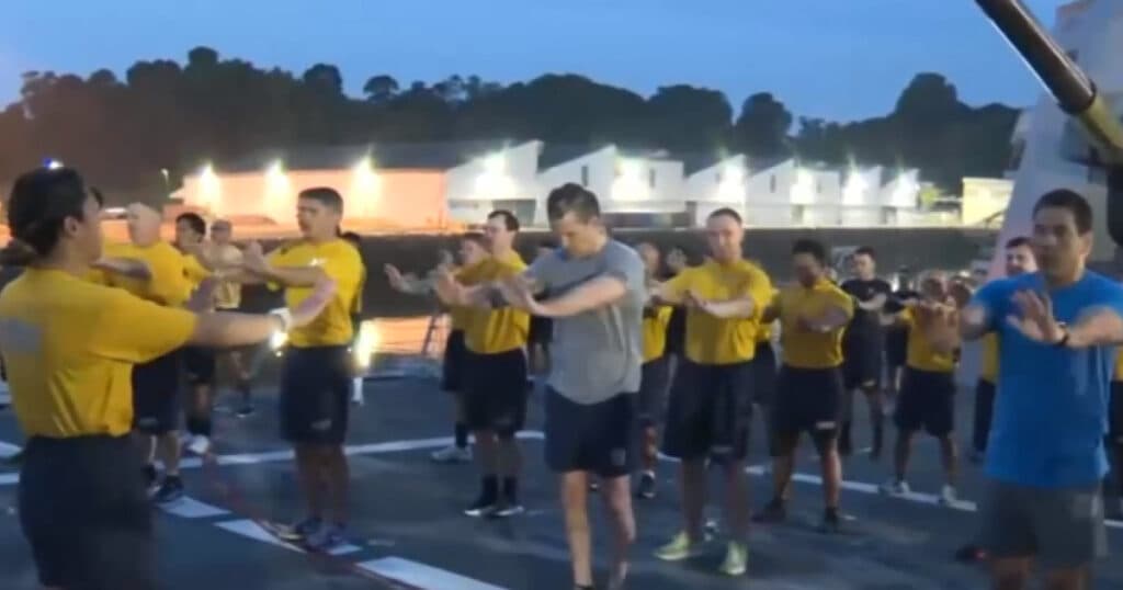Pete Hegseth s-a antrenat alături de trupele americane pe un portavion în Singapore. Imagini inedite cu șeful Pentagonului.