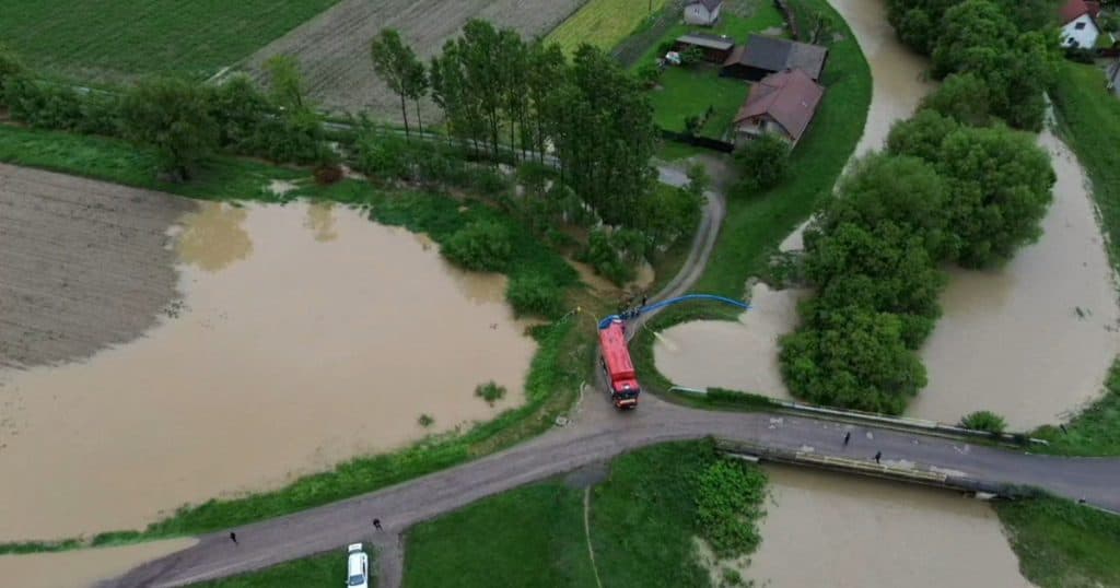 Ploile și vijeliile au provocat distrugeri: sute de persoane evacuate în Covasna, locuințe inundate în Harghita. A fost emis cod roșu de inundații.