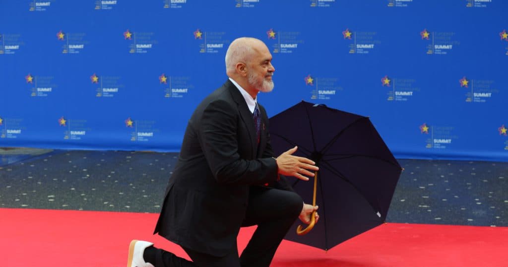 Premierul Albaniei s-a îngenunchiat în fața Giorgiei Meloni. Cum a justificat oficialul italian acest gest al omologului său.