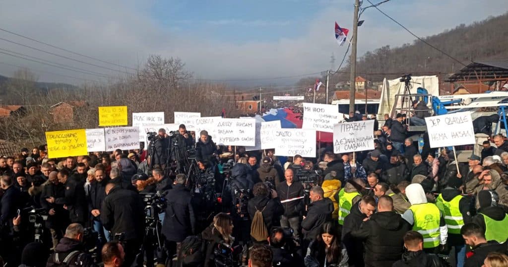 Protest cu sute de afaceriști în Kosovo. Oamenii sunt nemulțumiți de creșterea facturilor la energie. Manifestanții au blocat șoselele.