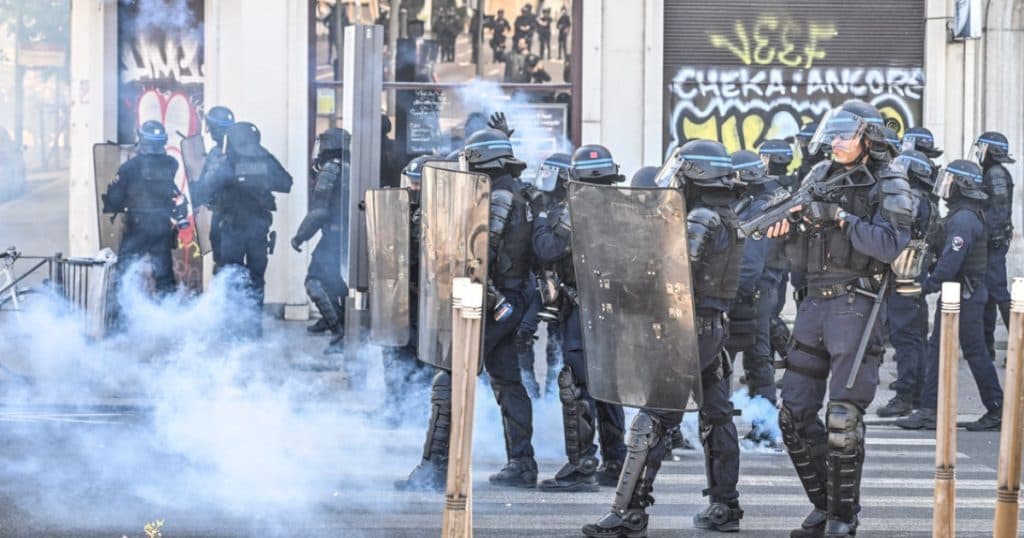 Proteste violente în Franța cu ocazia Zilei Muncii. Zeci de manifestanți au fost arestați în diverse orașe ale țării.