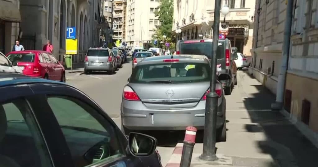 Războiul cotidian al parcărilor din Capitală. Ce amendă riscă cei care rezervă ilegal locurile de pe domeniul public