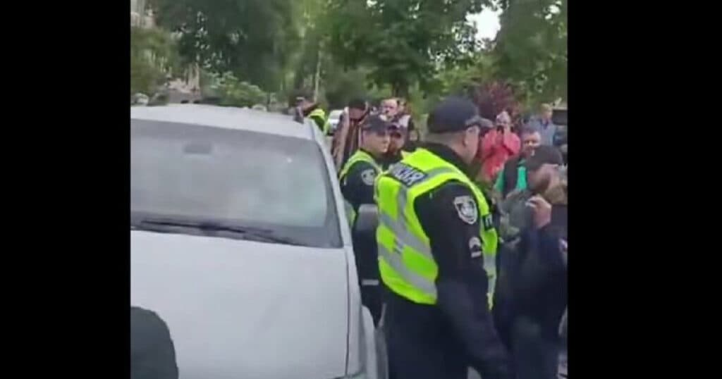 Răzvrătire într-un oraș din vestul Ucrainei. Mai multe persoane au oprit un vehicul de recrutare al armatei și i-au înțepat anvelopele.