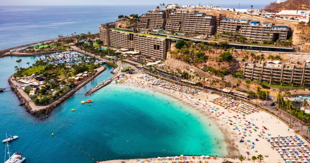 Reguli stricte pentru turiștii din Gran Canaria: interdicții pentru umbrele, gătit sau duș pe plajă. Amenzile pot ajunge la 3.000 de euro.
