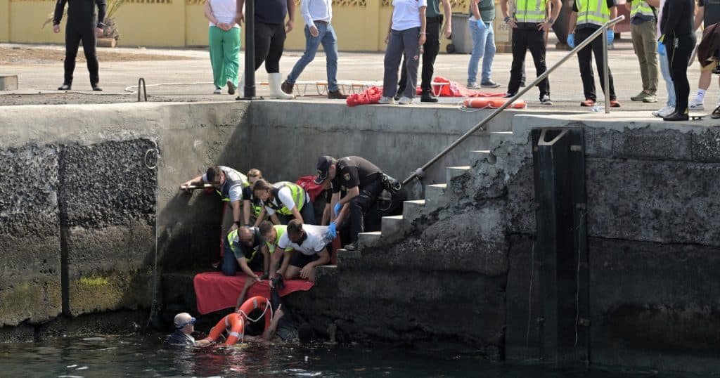 Șapte fete și femei, pasagere pe o barcă cu migranți, au murit înecate într-un port din Insulele Canare. Momentul scufundării ambarcațiunii.