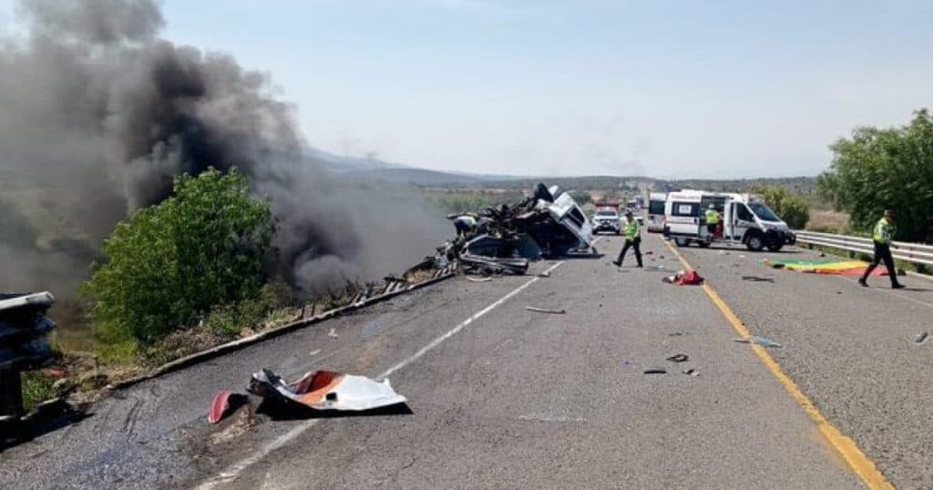 Tragedie în Mexic: Cel puțin 21 de persoane au decedat în urma unui carambol