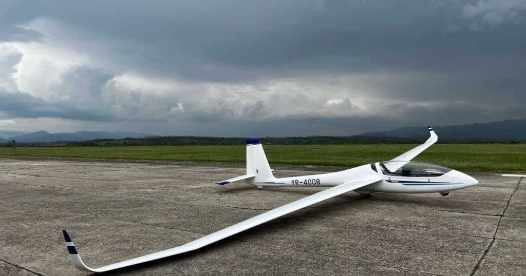 Un avion de la Aeroclubul Caransebeş a efectuat o aterizare forțată. Experiența pilotului a protejat echipajul.