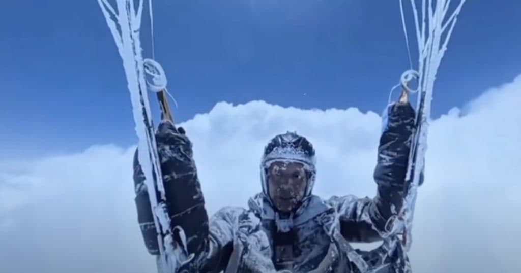 Un parapantist chinez a supraviețuit unui zbor accidental la 8.000 m altitudine, fiind acoperit de cristale de gheață.