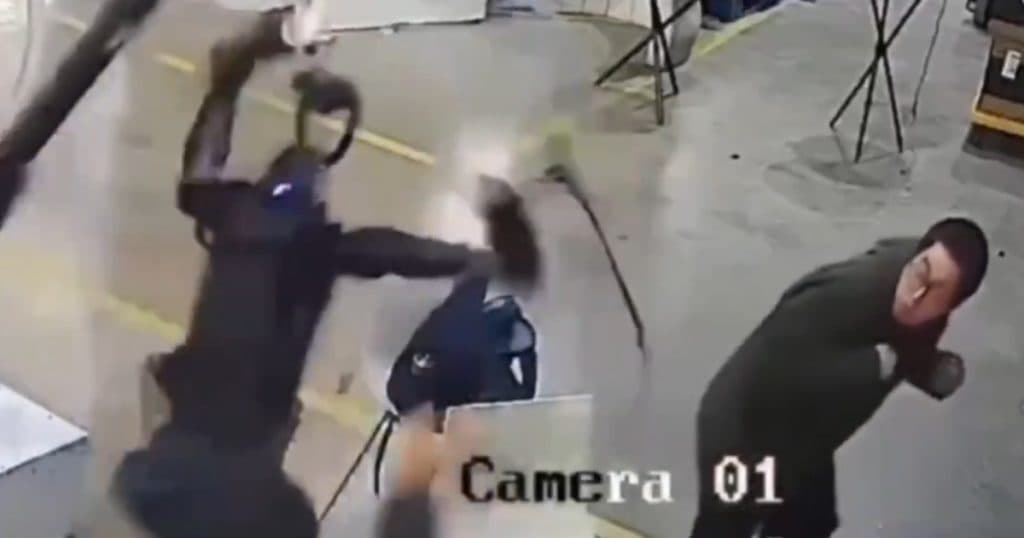 Un robot umanoid „s-a trezit” și a devenit agresiv și incontrolabil, provocând îngrijorare inginerilor.