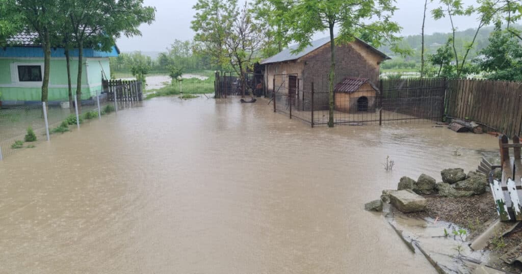 Viiturile provoacă distrugeri în țară, sute de gospodării au fost inundate. Drama românilor care și-au pierdut locuințele: „Totul e distrus”
