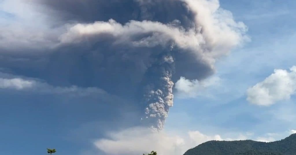 Vulcanul Lewotobi Laki-laki a erupt, iar Indonezia a ridicat nivelul de alertă la maxim.