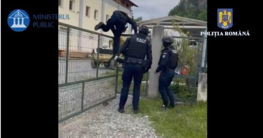 Zeci de percheziții în Maramureș în dosare de contrabandă, braconaj, uz de armă fără drept și purtare abuzivă.