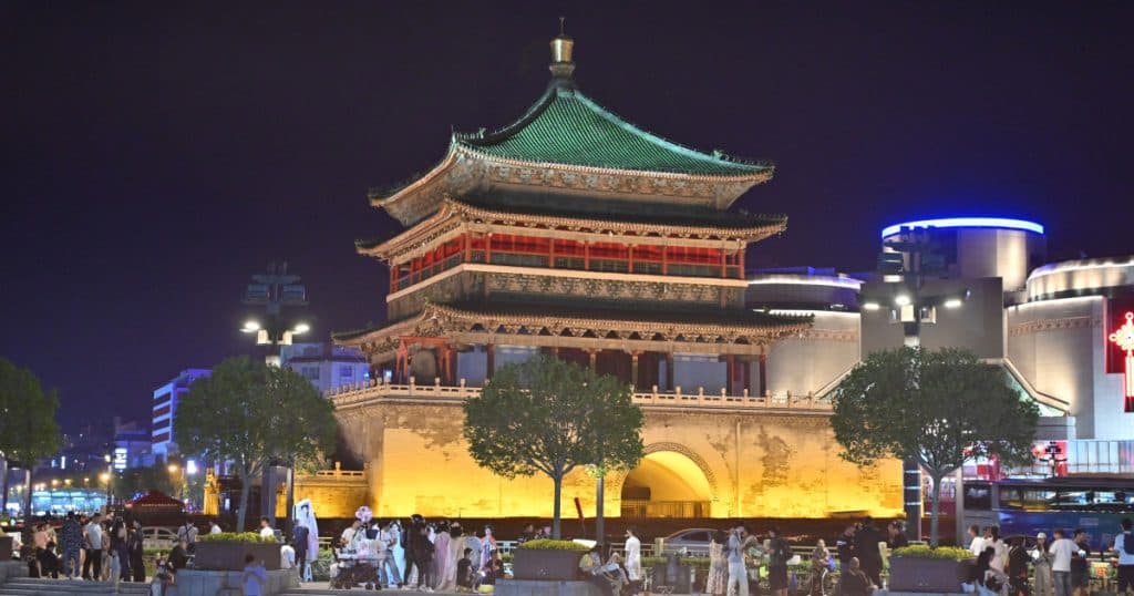 Zeci de turiști în pericol după prăbușirea acoperișului unui turn vechi de 600 de ani în China. Momentul dramatic surprins în imagini.