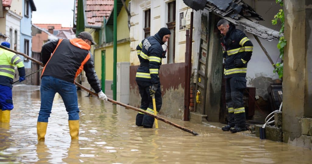 Ploile și viiturile provoacă distrugeri în țară: sute de persoane evacuate, locuințe și căi de acces inundate. Codul roșu de inundații persistă.
