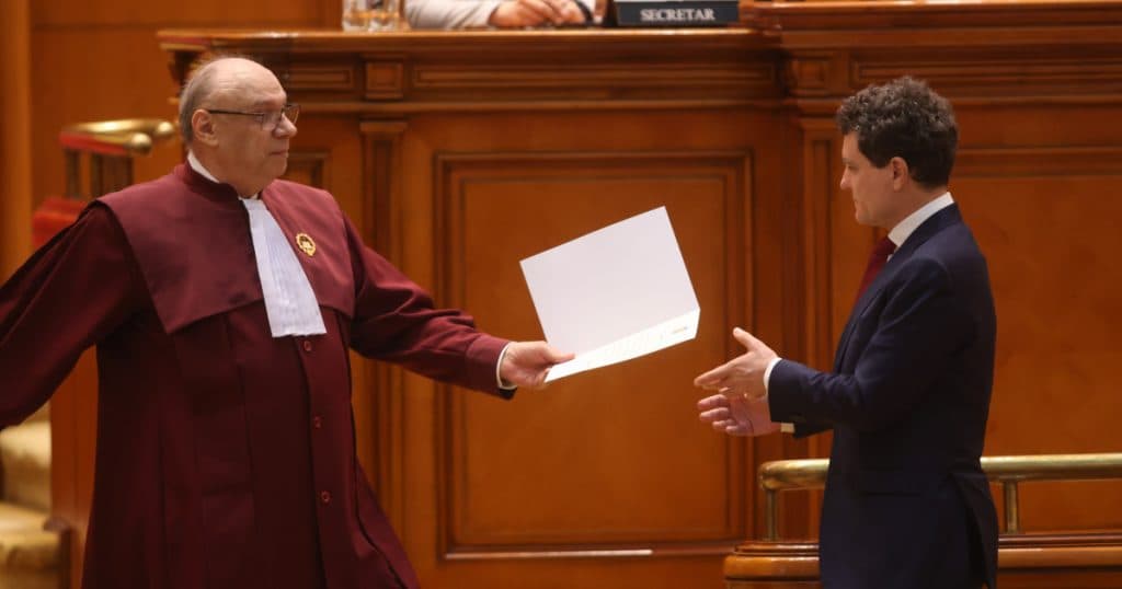 „Să vă fie rușine, CCR”. Momentul în care un deputat POT protestează la învestirea lui Nicușor Dan