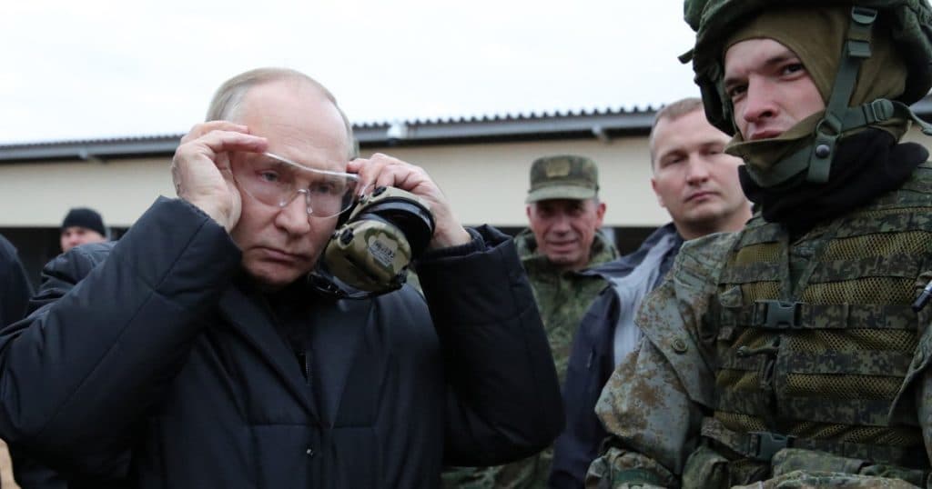 Vladimir Putin afirmă că lunar se înrolează voluntar cel puțin 50.000 de ruși pentru a lupta în Ucraina.