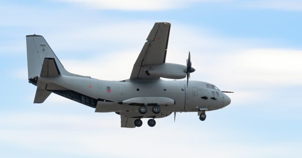 Zeci de români repatriați din Iordania cu o aeronavă militară din cauza conflictului din Gaza, inclusiv 13 copii bolnavi.