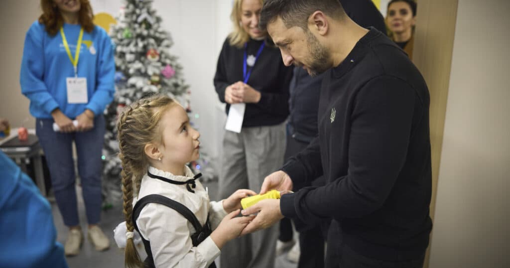 Zelenski a stabilit ca Ucraina să sărbătorească Ziua Copilului pe 20 noiembrie și a introdus decorația „Viitorul Ucrainei” pentru copii.