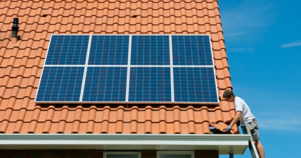 14.800 de familii defavorizate vor beneficia de vouchere pentru îmbunătățirea eficienței energetice a locuințelor și instalarea de panouri fotovoltaice.
