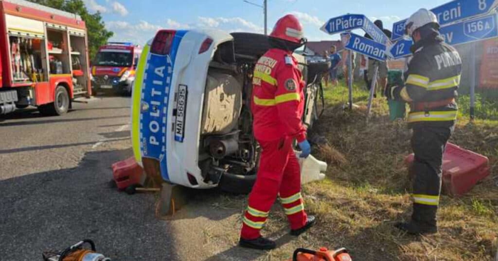 Accident serios în Neamț. O autospecială de poliție în misiune s-a răsturnat după ce a fost lovită de un alt autoturism.