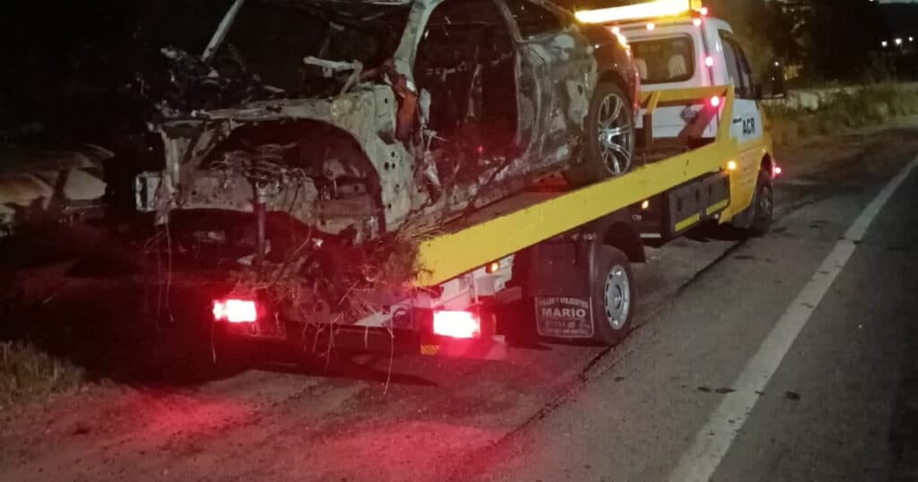 Accident fatal în Vâlcea. Doi tineri au fost incinerați după ce vehiculul în care se aflau a fost cuprins de flăcări.