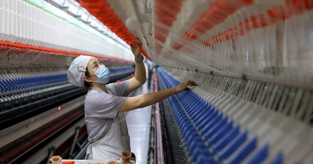Activitatea industrială din China a înregistrat o scădere neașteptată în luna mai, marcând cel mai drastic declin din 2022.