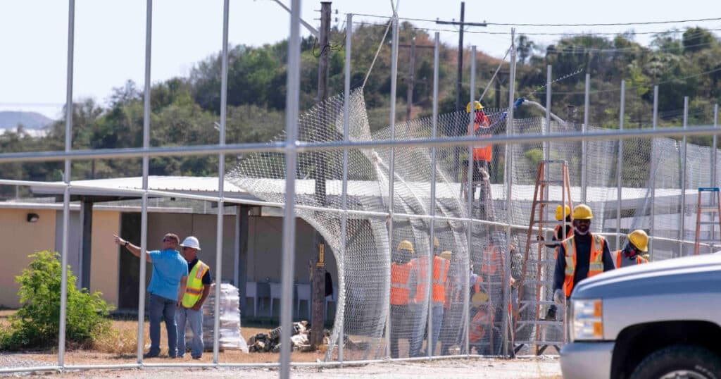Administrația Trump intenționează să transporte 9.000 de migranți la Guantanamo începând din această săptămână, printre care se numără 100 de români.