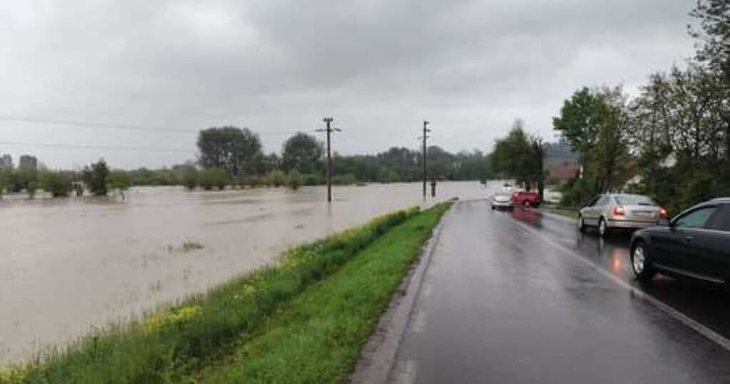 Avertizare hidrologică: cod galben pentru viituri rapide și posibile inundații locale în zece județe