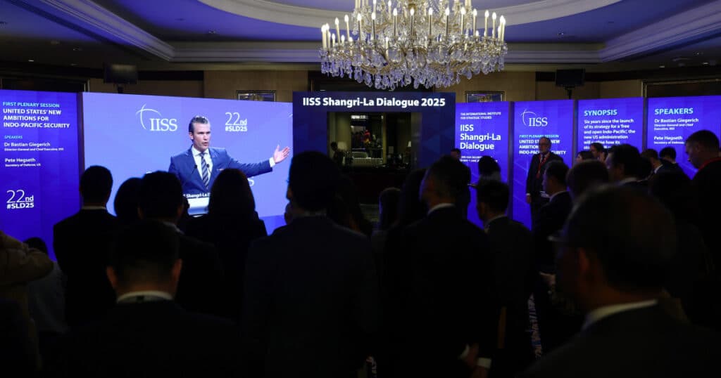 Analiză a dialogului Shangri-La, conferința de securitate din Singapore: ezitări europene față de propunerile SUA, tensiuni între India și Pakistan.