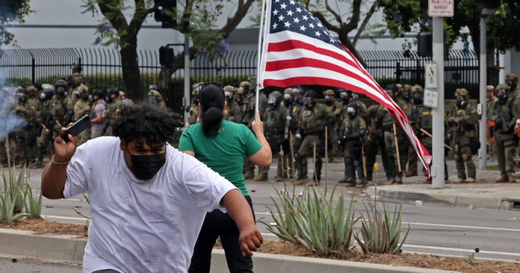 Analiză asupra impactului protestelor împotriva deportărilor lansate de Donald Trump asupra vieții politice din SUA. Cine și ce ar putea beneficia