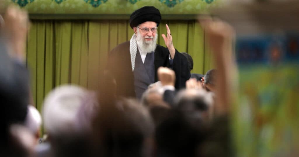 Analiză: Iranul se confruntă cu decizii complicate în timp ce își ajustează strategia față de SUA și Israel (CNN)