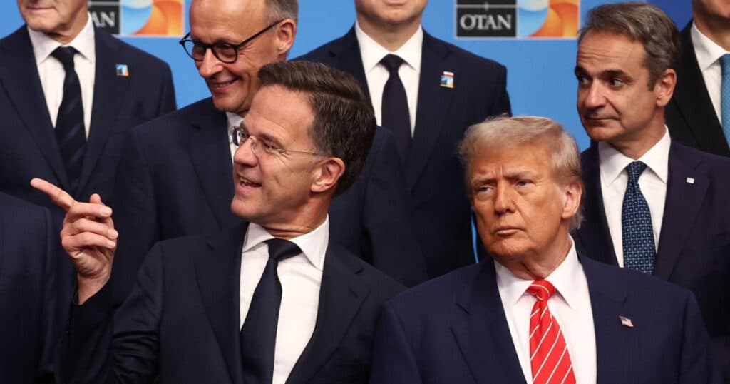 Analiză Reuters: Impactul lingușelilor asupra lui Trump la NATO. Europa îl liniștește cu promisiuni pe care nu le poate susține.