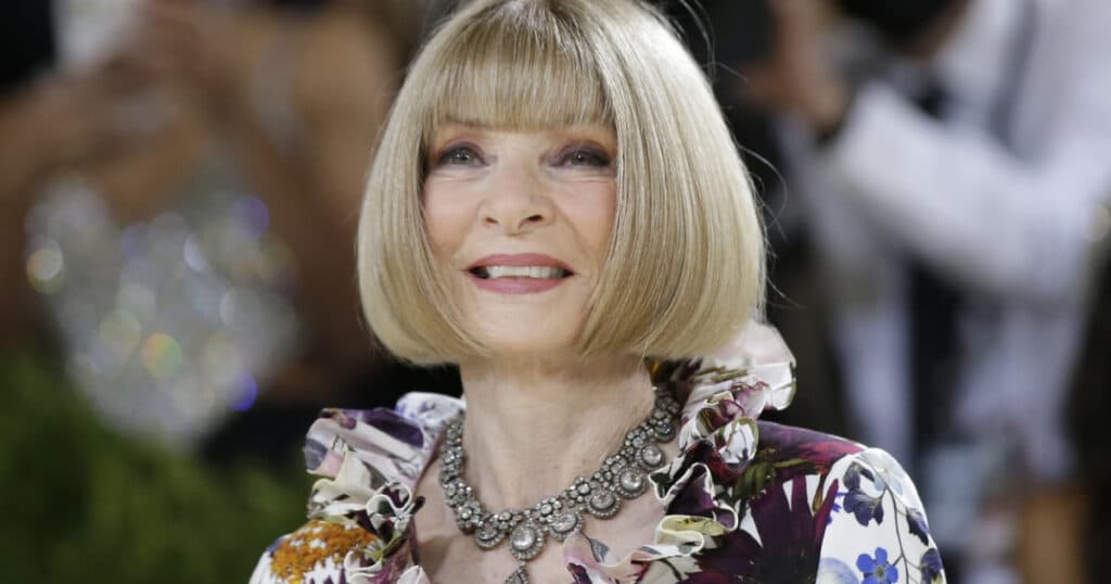 Anna Wintour își încheie mandatul de redactor-șef al revistei americane Vogue, după 37 de ani.